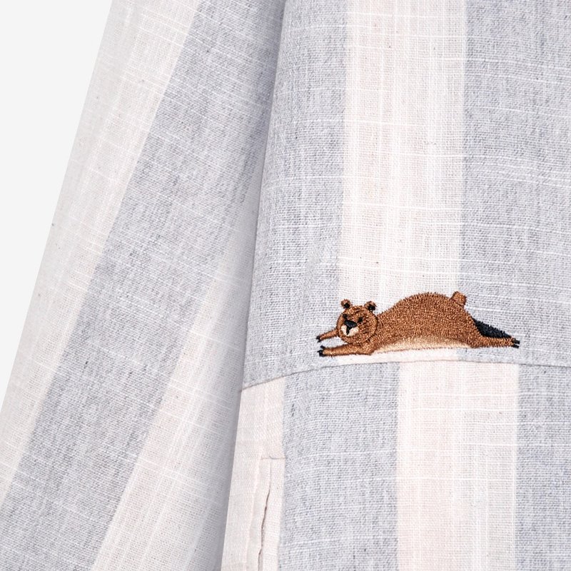 【独家限定】懒懒的大熊桑／木扣子条纹棉麻衬衫 - 女装衬衫 - 棉．麻 蓝色