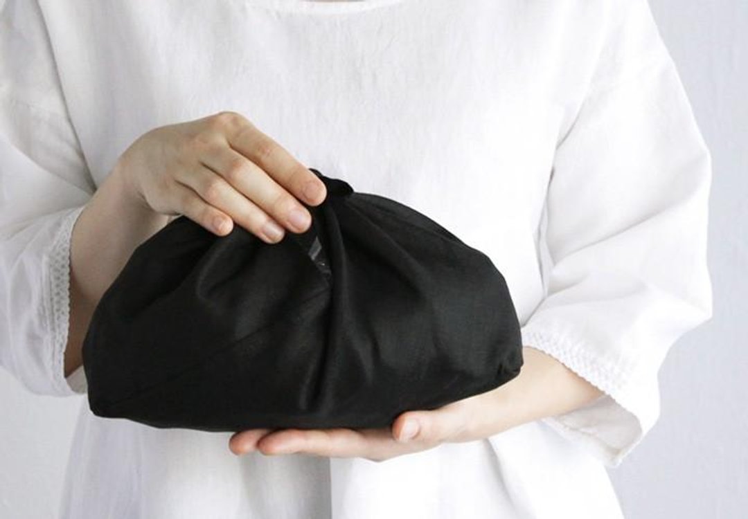 Linen Azuma bag S 34 cm Bento box wrapping (black) - 化妆包/杂物包 - 棉 
