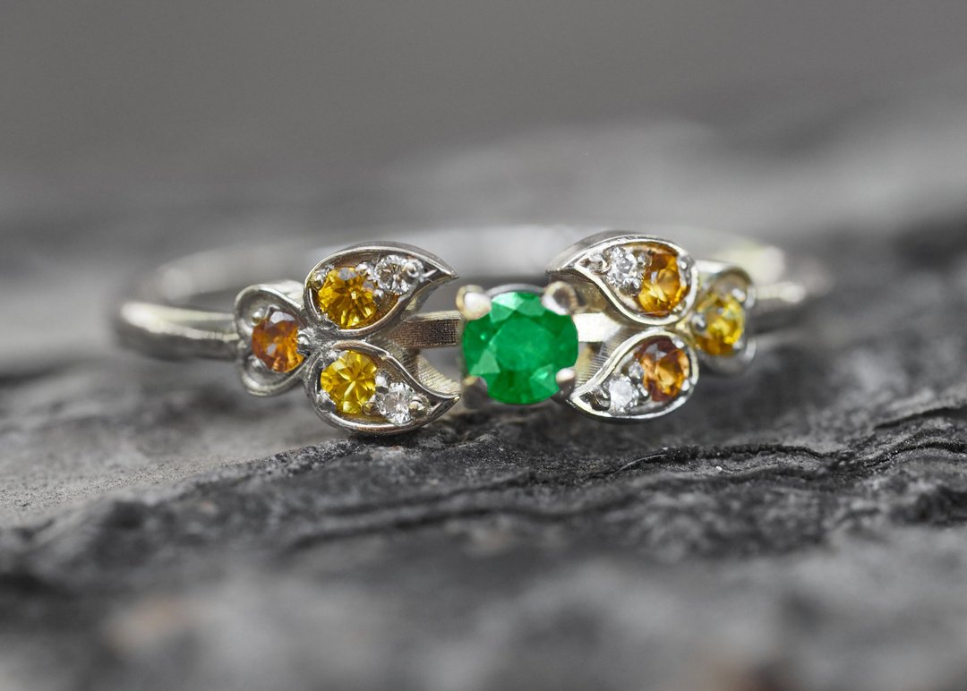 Color contrast ring with emerald, diamonds and sapphires - 戒指 - 贵金属 金色