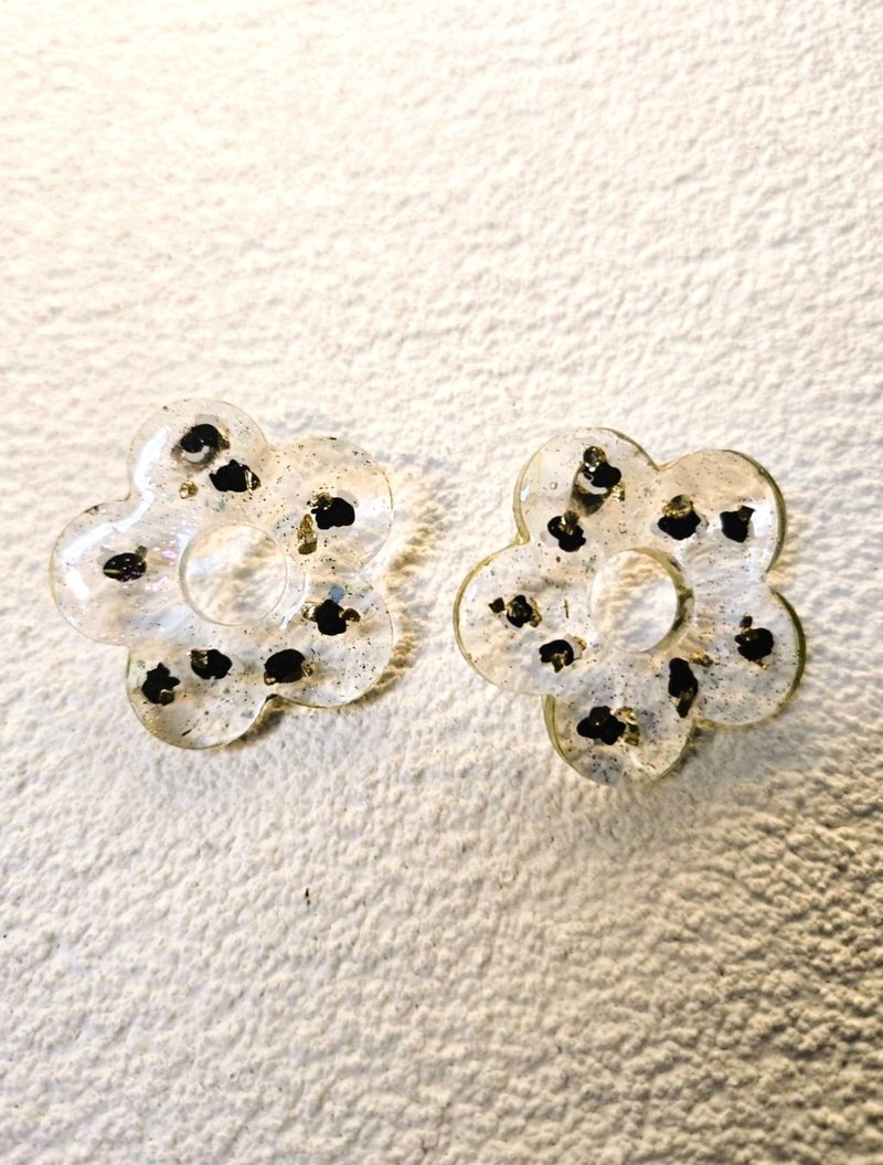&W Glam 幻彩花朵黑点点装饰 耳环 订制 抗过敏 - 耳环/耳夹 - 树脂 透明