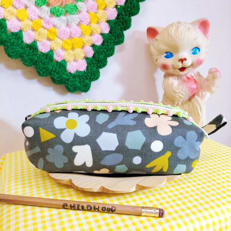 北欧风小花草 胖胖包 化妆包 收纳包 笔袋 - 化妆包/杂物包 - 棉．麻 
