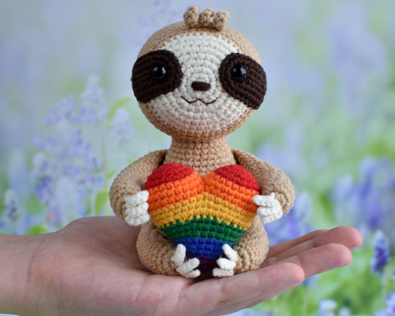 Pride plush sloth / Sloth plush with rainbow crochet heart / LGBTQ - 玩偶/公仔 - 棉．麻 