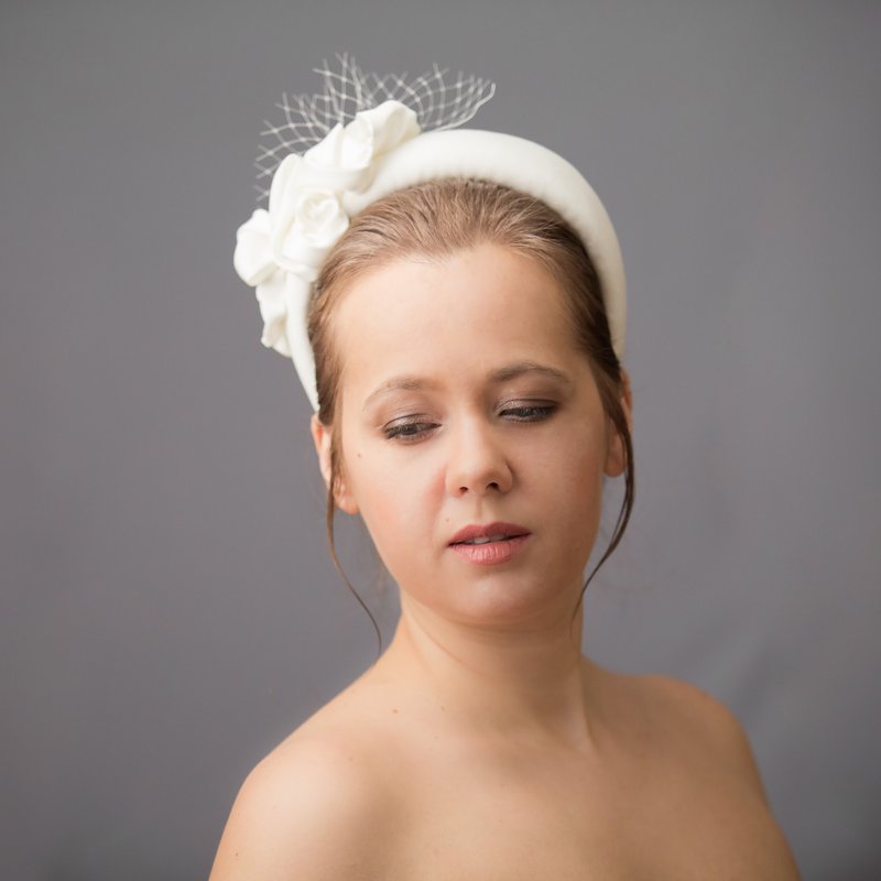 Bridal puffy headband. Padded velvet headband. Wedding fascinators - 发带/发箍 - 其他材质 白色