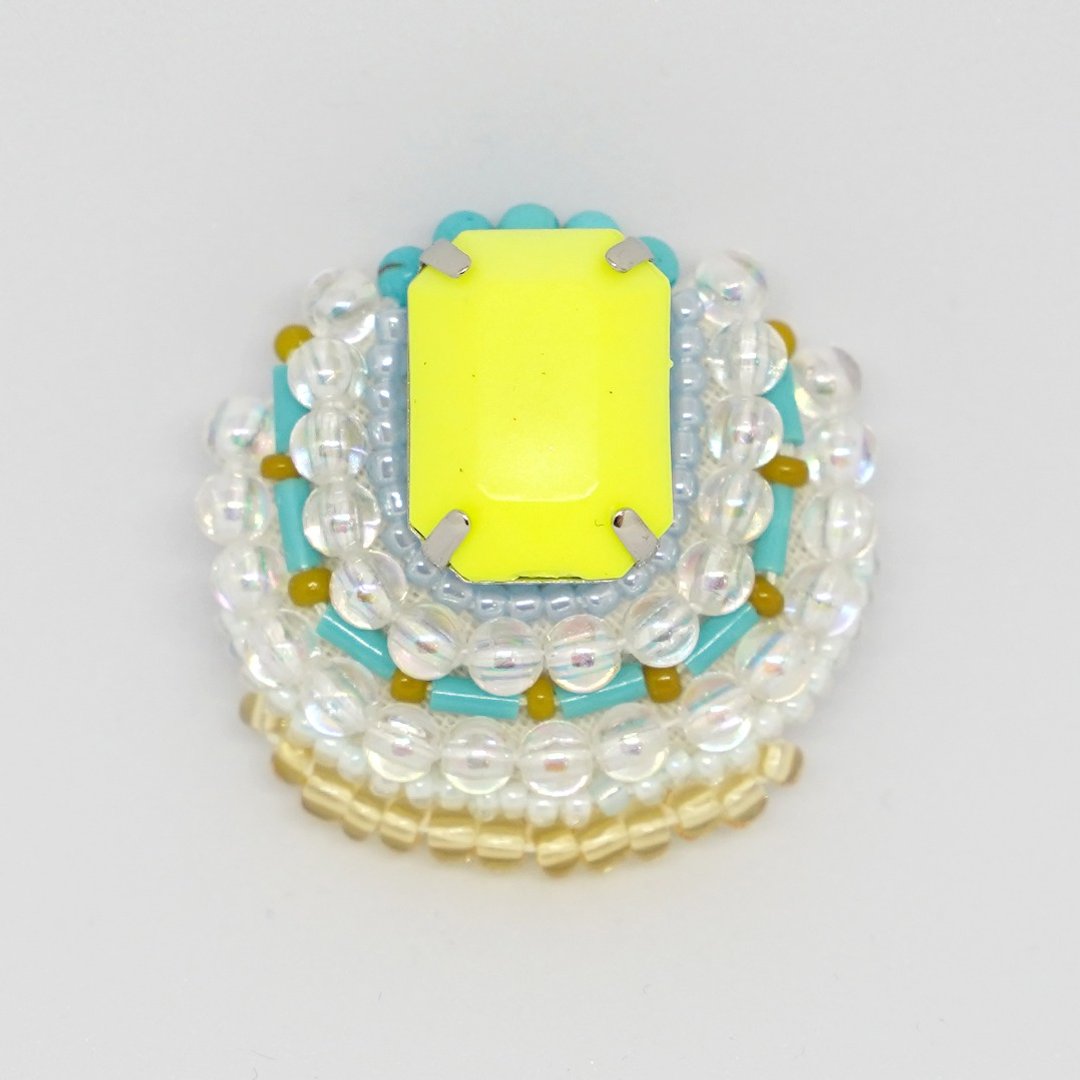 Very light chatty brooch 30 beads embroidery brooch multicolor - 胸针 - 塑料 黄色