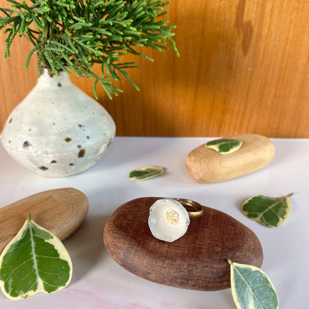 花朵戒指 ( no 03 ) / ceramic ring / handmade - 戒指 - 陶 白色