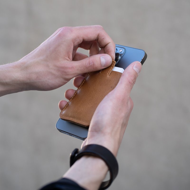 针对 iPhone 14/13/12 系列的 MagSafe 皮革钱包 可放置 6 张卡 - 手机配件 - 真皮 咖啡色