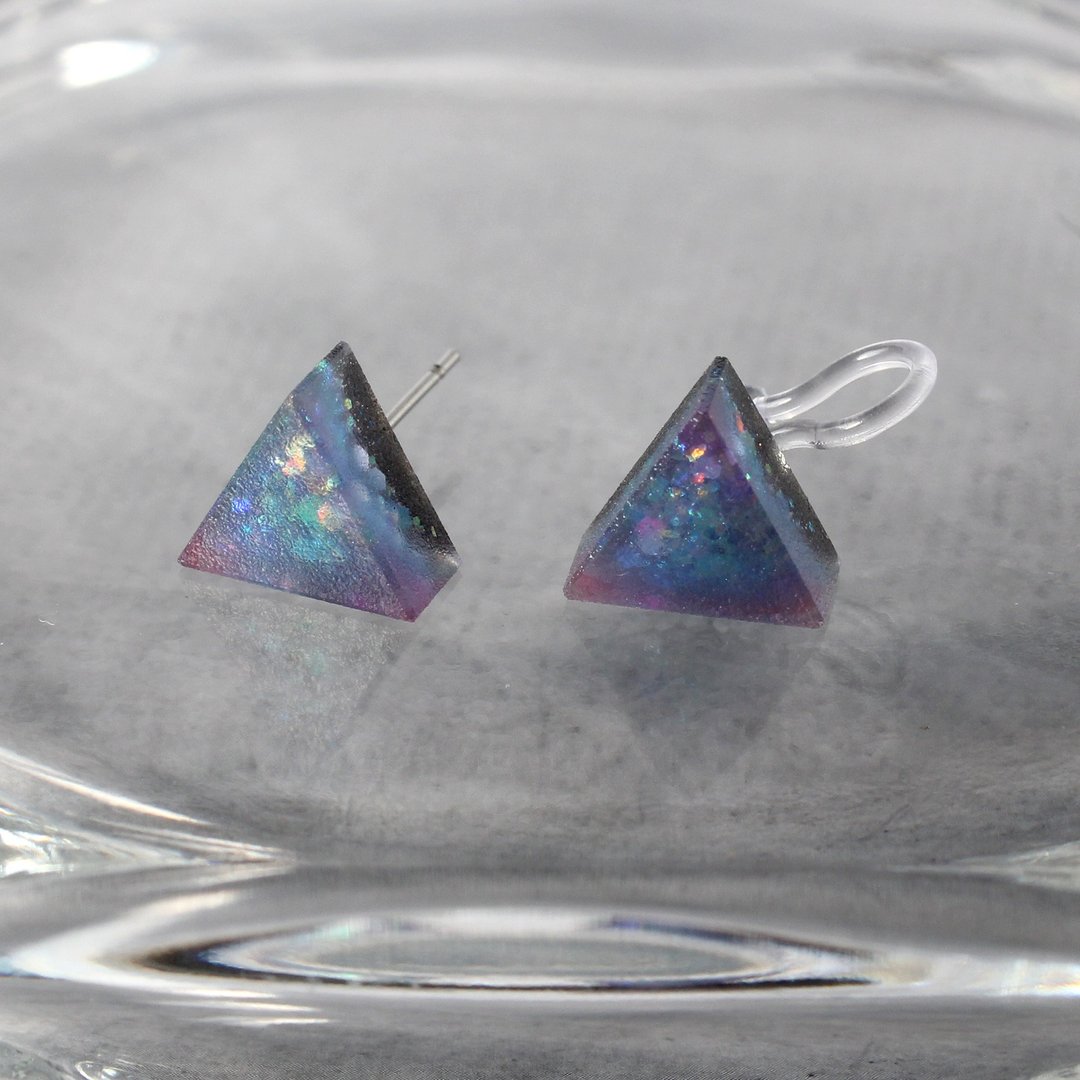 树脂耳环 / 流光绽紫 - 单只 / 三角形 / 10 mm - 耳环/耳夹 - 树脂 紫色