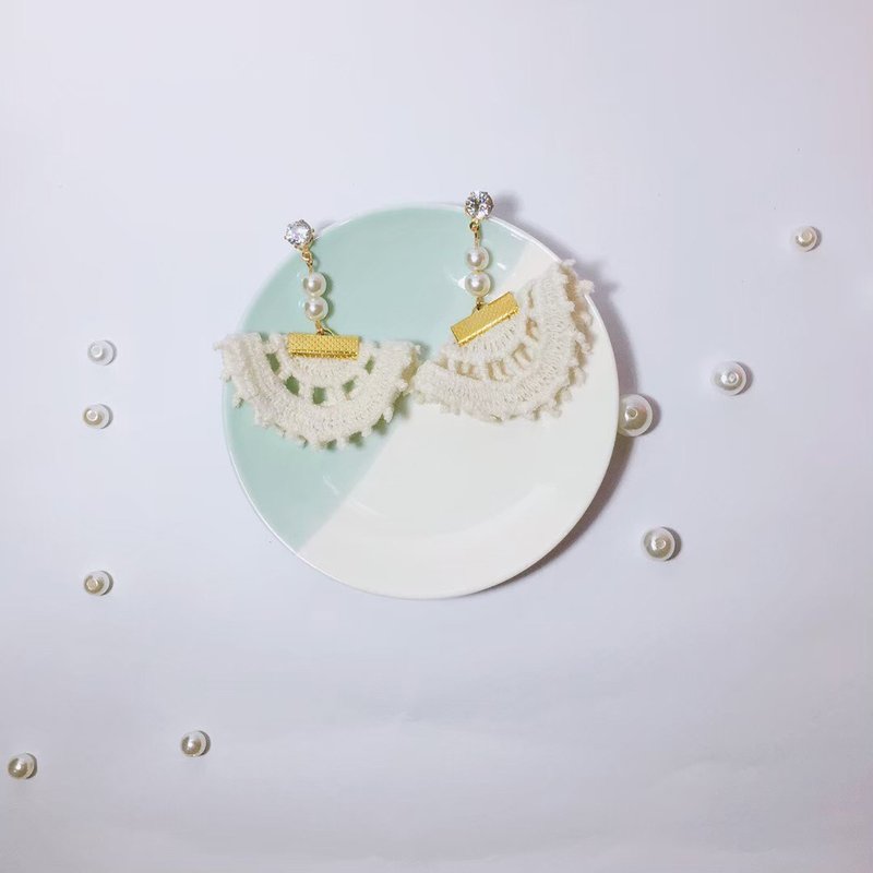 SUNNIE DESIGN 布编织扇叶耳环 - 耳环/耳夹 - 其他材质 白色