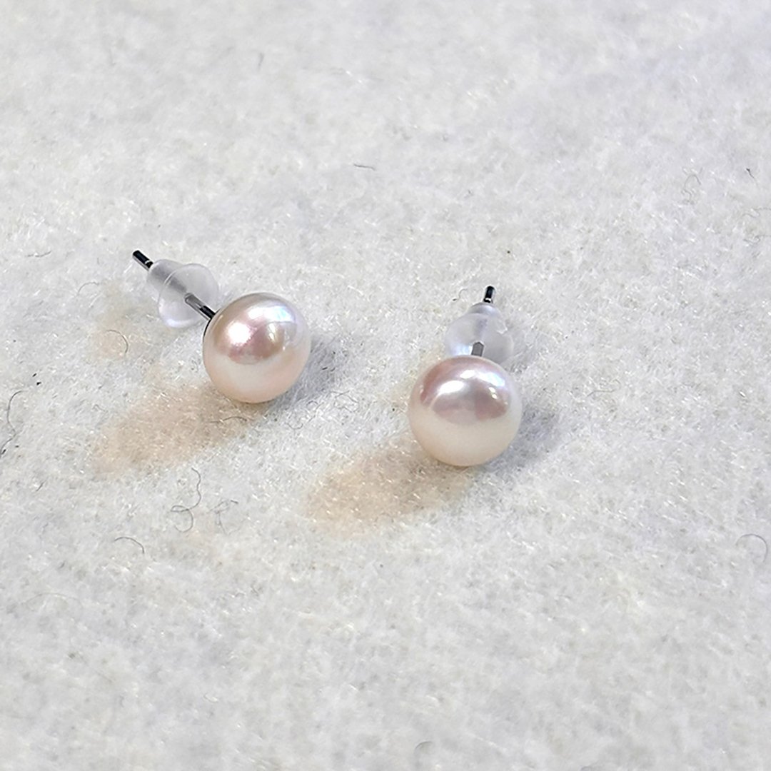 晨光 天然淡水珍珠 925 纯银耳针 5-5.5mm 扁圆、暖白橘光 - 耳环/耳夹 - 其他材质 白色