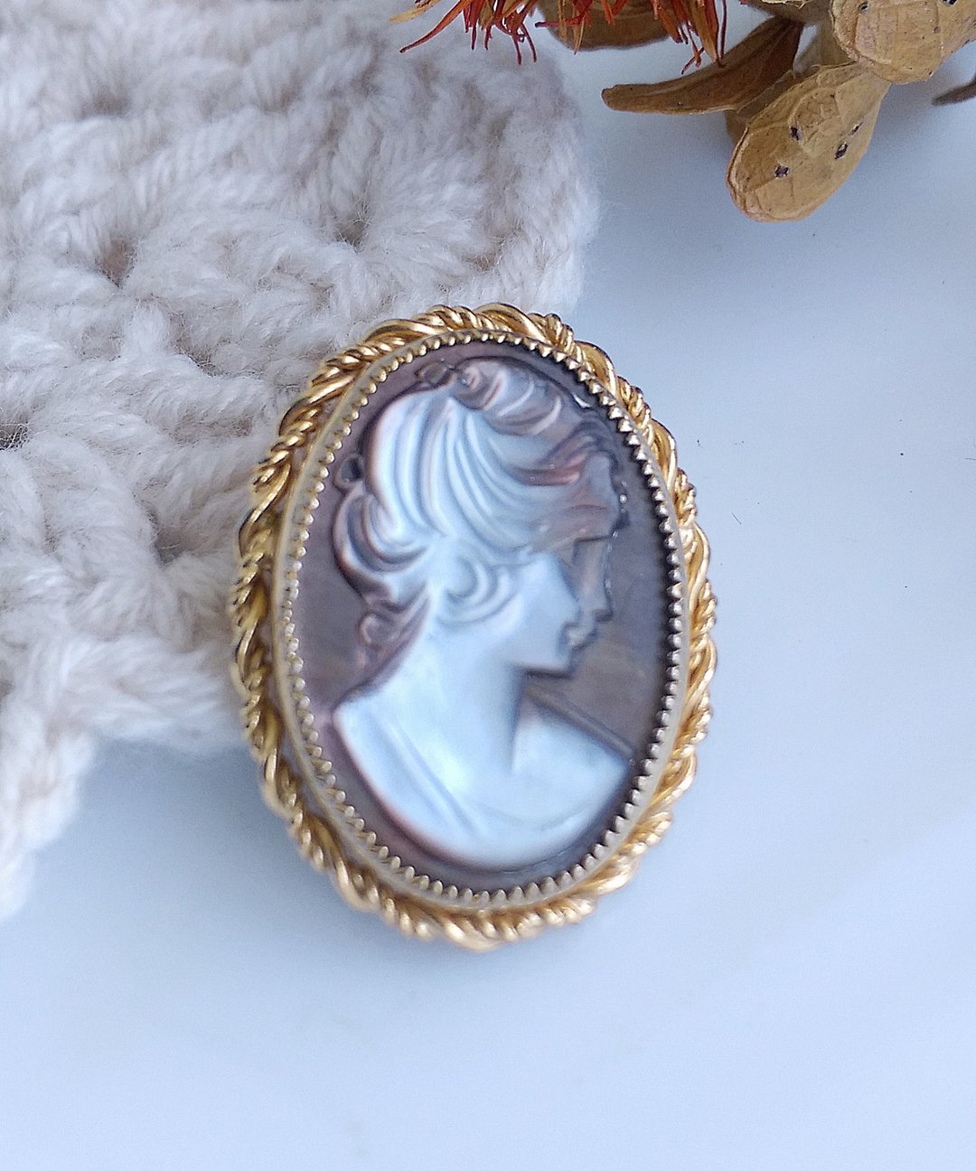 Vintage Jewelry 西洋古董饰品  CAMEO 小巧 椭圆细致旋框 别针 - 胸针 - 其他金属 金色