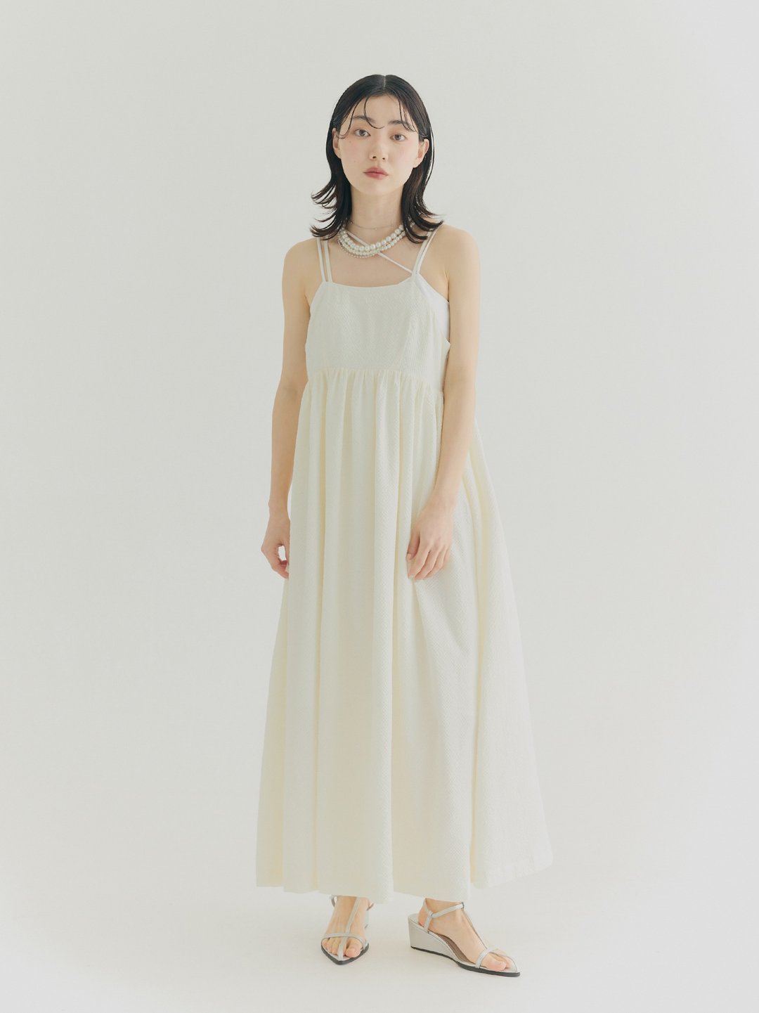 SEQUI HIBI 泡泡细格露背后绑带洋装－浅米色 - 洋装/连衣裙 - 聚酯纤维 黄色