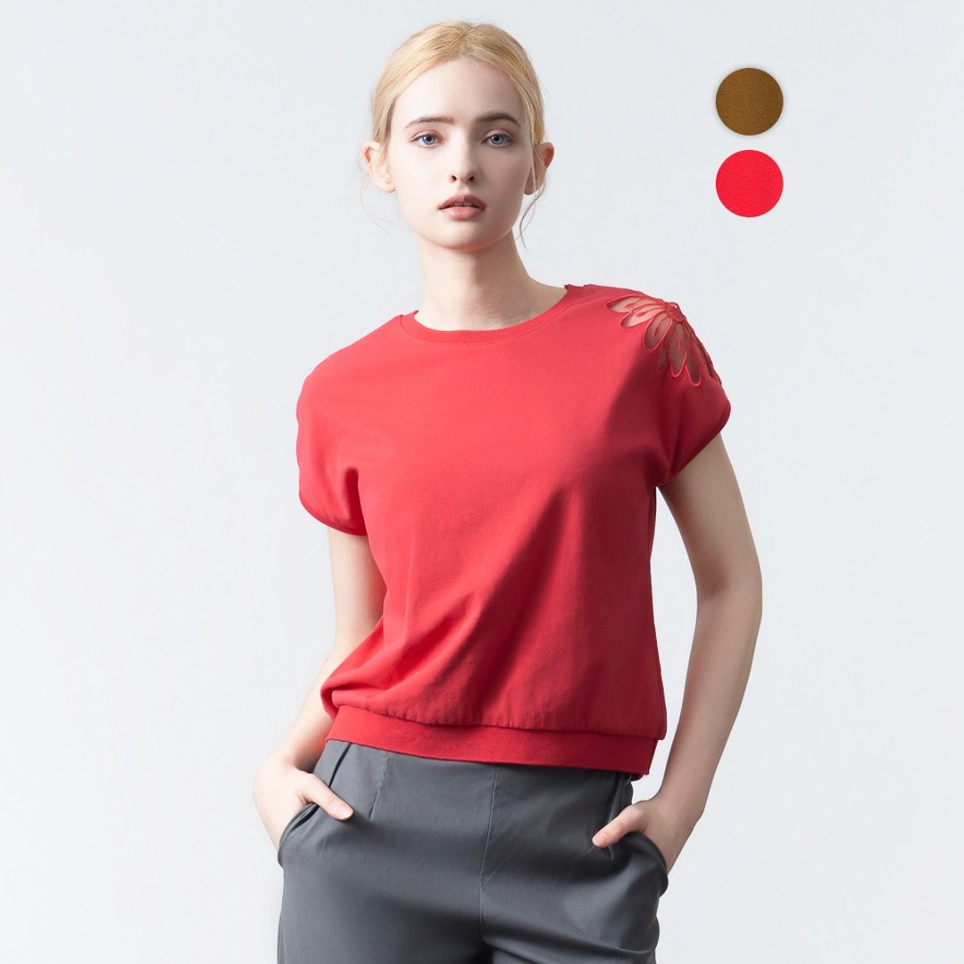 【MEDUSA】透肤肩花设计刺绣上衣 - 2色(M-XL) | 女休闲上衣 - 女装 T 恤 - 棉 红色