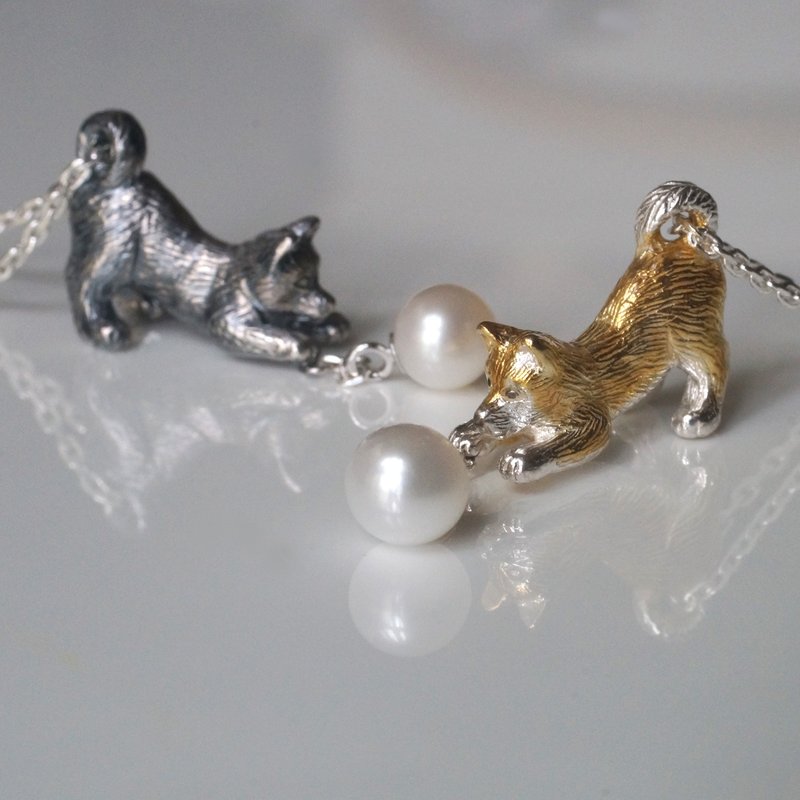 Shiba Inu pendant playing with a ball - 项链 - 纯银 金色