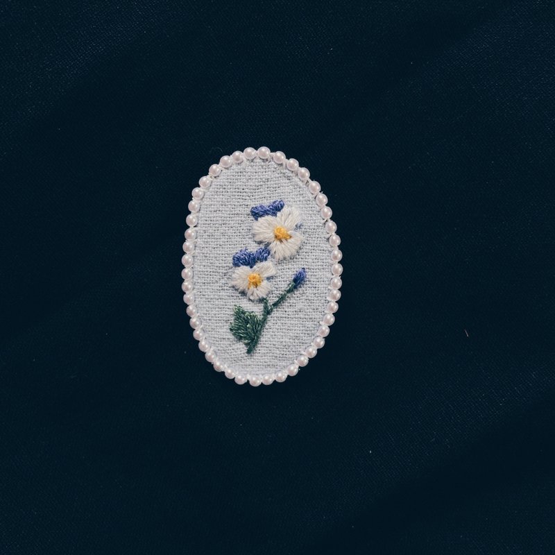 手刺绣 / 别针 / 胸针 / 花的形态 - 胸针 - 绣线 粉红色