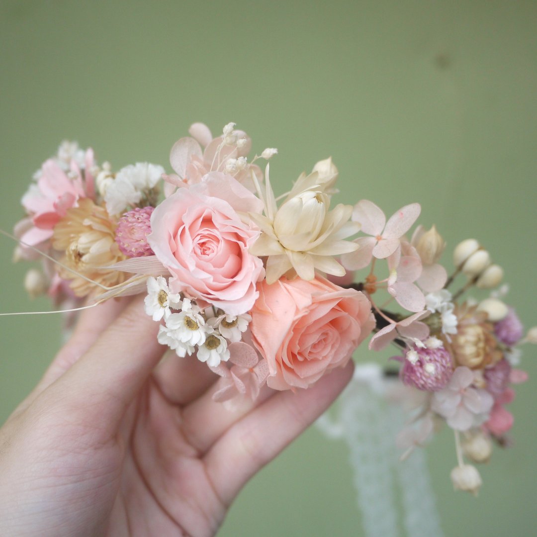 未完待续 | 粉色系 粉橘 温婉 不凋花+干燥花 花冠 花环 花圈 编发 发髻 发饰 饰品 礼物 送礼 新娘 伴娘 婚摄 外拍 婚礼 造型 婚纱摄影 不凋绣球 不凋玫瑰花 永生花 现货 - 发饰 - 植物．花 粉红色