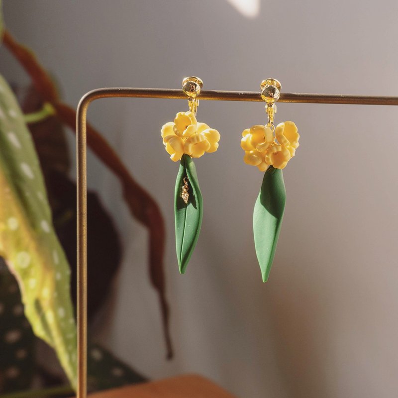 TeaTime 花系列 黄色花朵团与深绿长叶 耳环耳夹 - 耳环/耳夹 - 其他材质 橘色