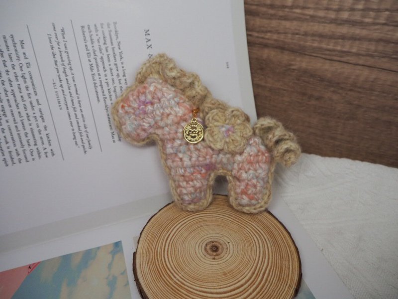 马上有钱花 包包钥匙吊饰 手混线钩织 多巴胺粉嫩小马 - 吊饰 - 棉．麻 