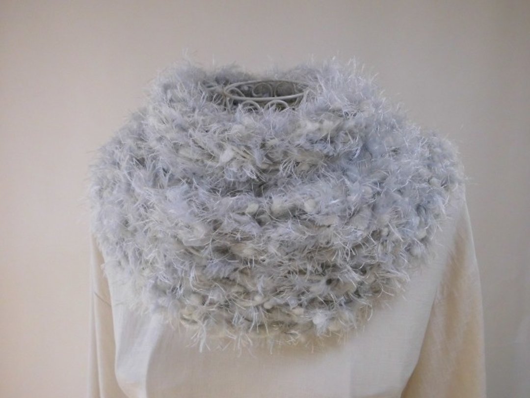 Re-listing × 2 · Fluffy · Snood · White Christmas · White · Gray · Fur of 2 Colors · Very Soft · Merino · Alpaca - 丝巾 - 其他材质 白色