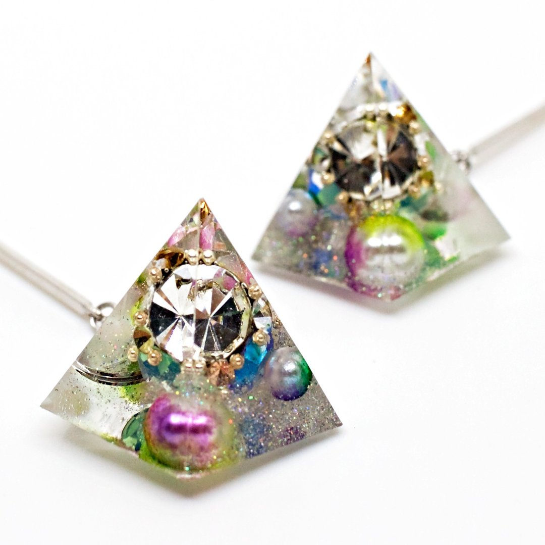 Pentagon dangle earrings (spring breeze) - 耳环/耳夹 - 树脂 多色