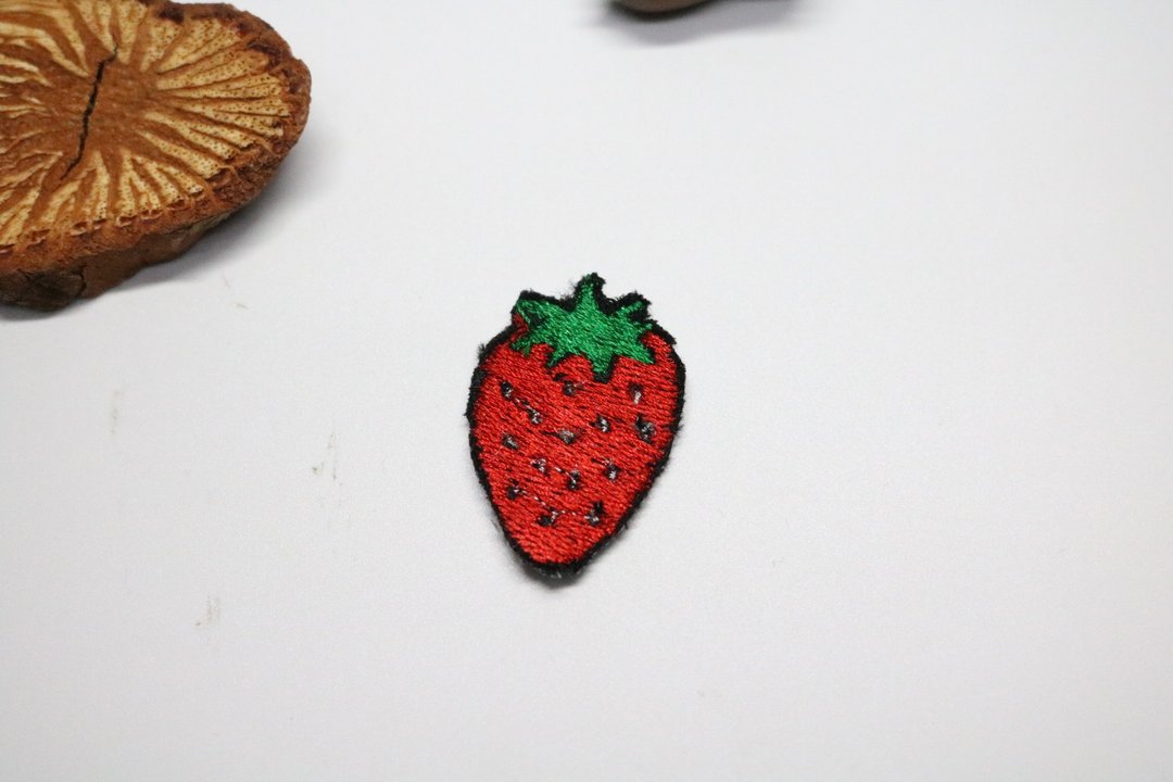 草莓刺繡胸針/胸花/包包別針 - 胸针 - 绣线 红色