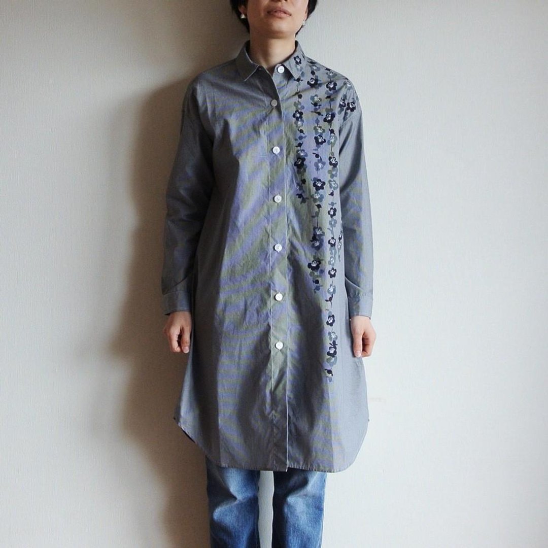 Long shirt Gingham check black <Weeping plum> - 女装上衣 - 植物．花 