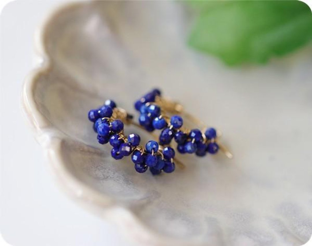 Original lapis lazuli triple plum hoop earrings / Clip-On available Good luck Successful luck UP December birthstone - 耳环/耳夹 - 宝石 蓝色