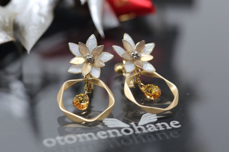 Winter Flower Poinsettia Pierced Earrings & Earrings - 耳环/耳夹 - 树脂 金色