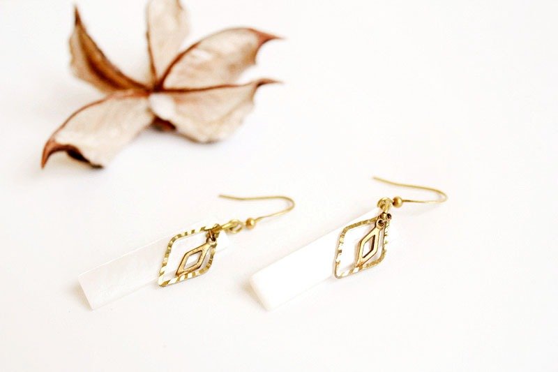 【UNA-优娜手作】篓空菱形贝壳片 - 铜耳挂式 黄铜 定制化 天然宝石 - 耳环/耳夹 - 宝石 白色