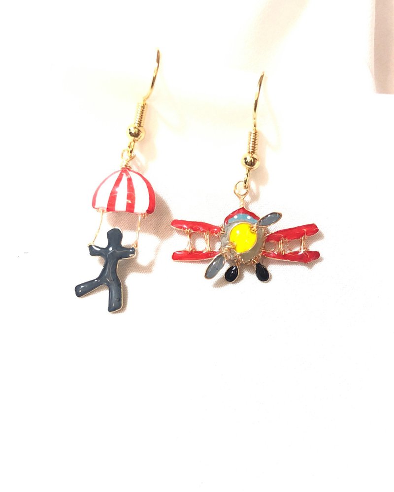 乘着梦想起飞 手作怀旧飞行机不对称耳环 - 耳环/耳夹 - 其他金属 红色