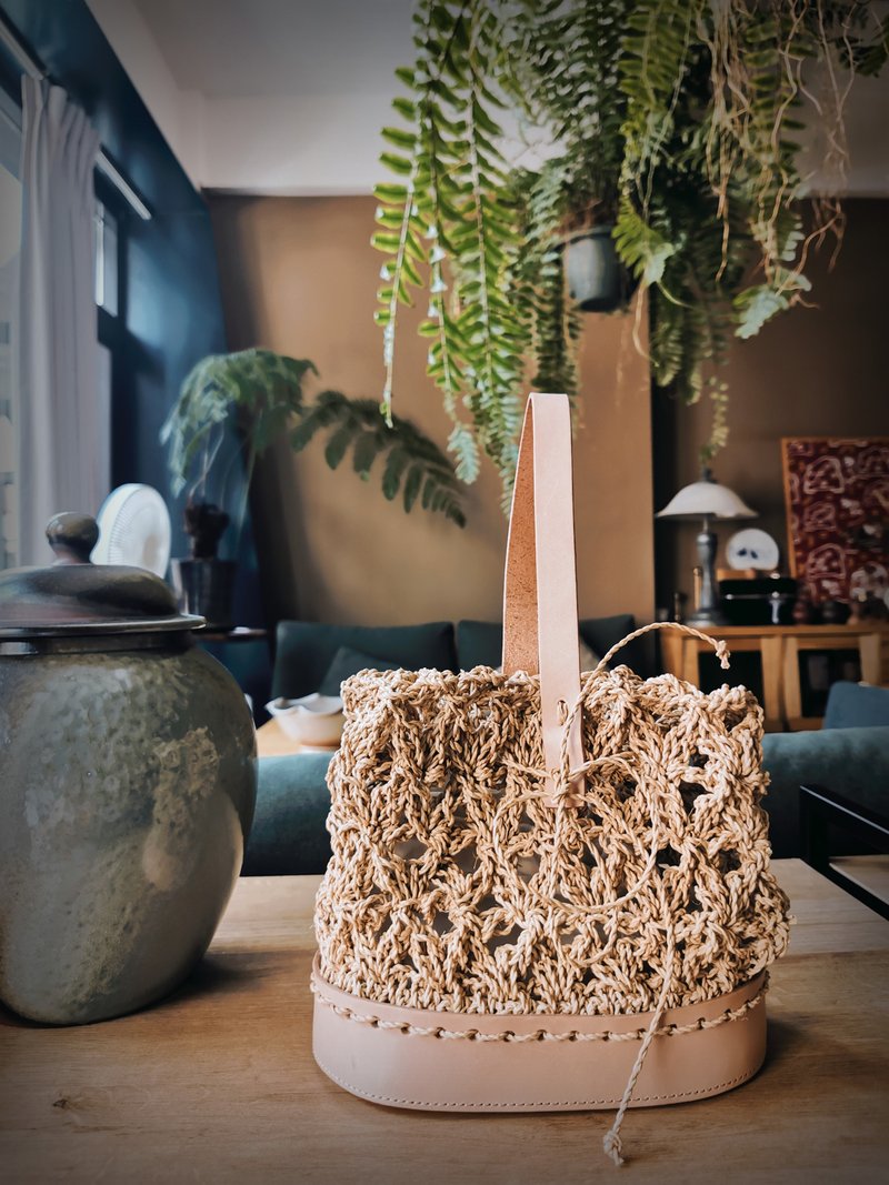 售出 小苍兰手提包 - 侧背包/斜挎包 - 真皮 