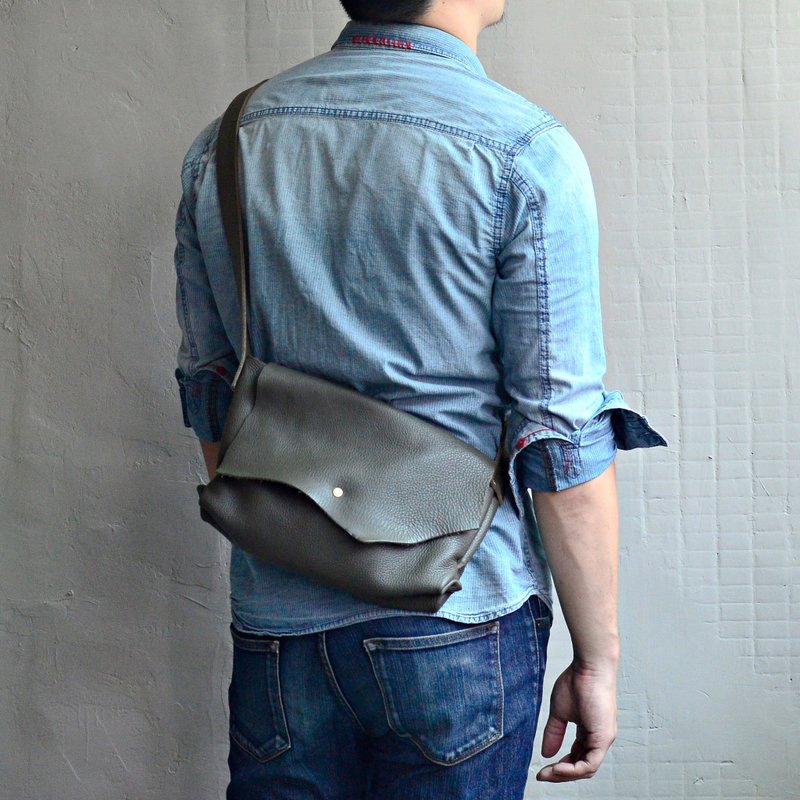 【流浪者的行政助理】进口 牛皮侧背包 墨绿色 皮革肩背包 斜背包 逛街小包 内袋 流浪感 - 侧背包/斜挎包 - 真皮 咖啡色