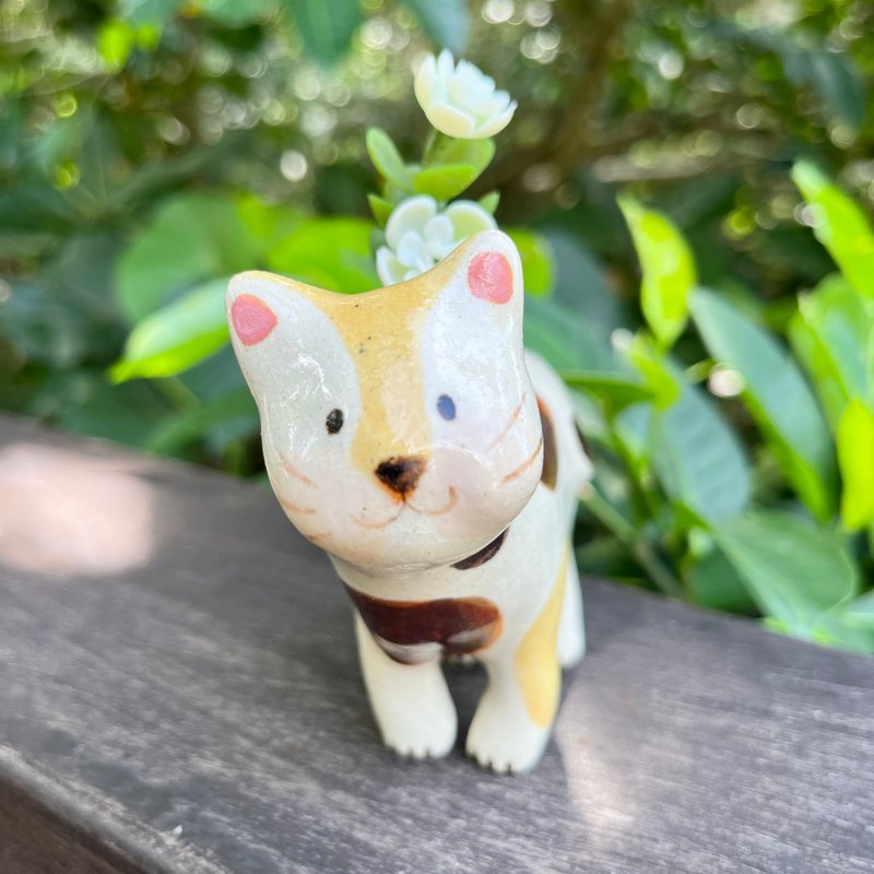 A Lu 猫咪陶花器/摆饰/适合干燥花 手做手绘 仅此一件 - 摆饰 - 陶 多色