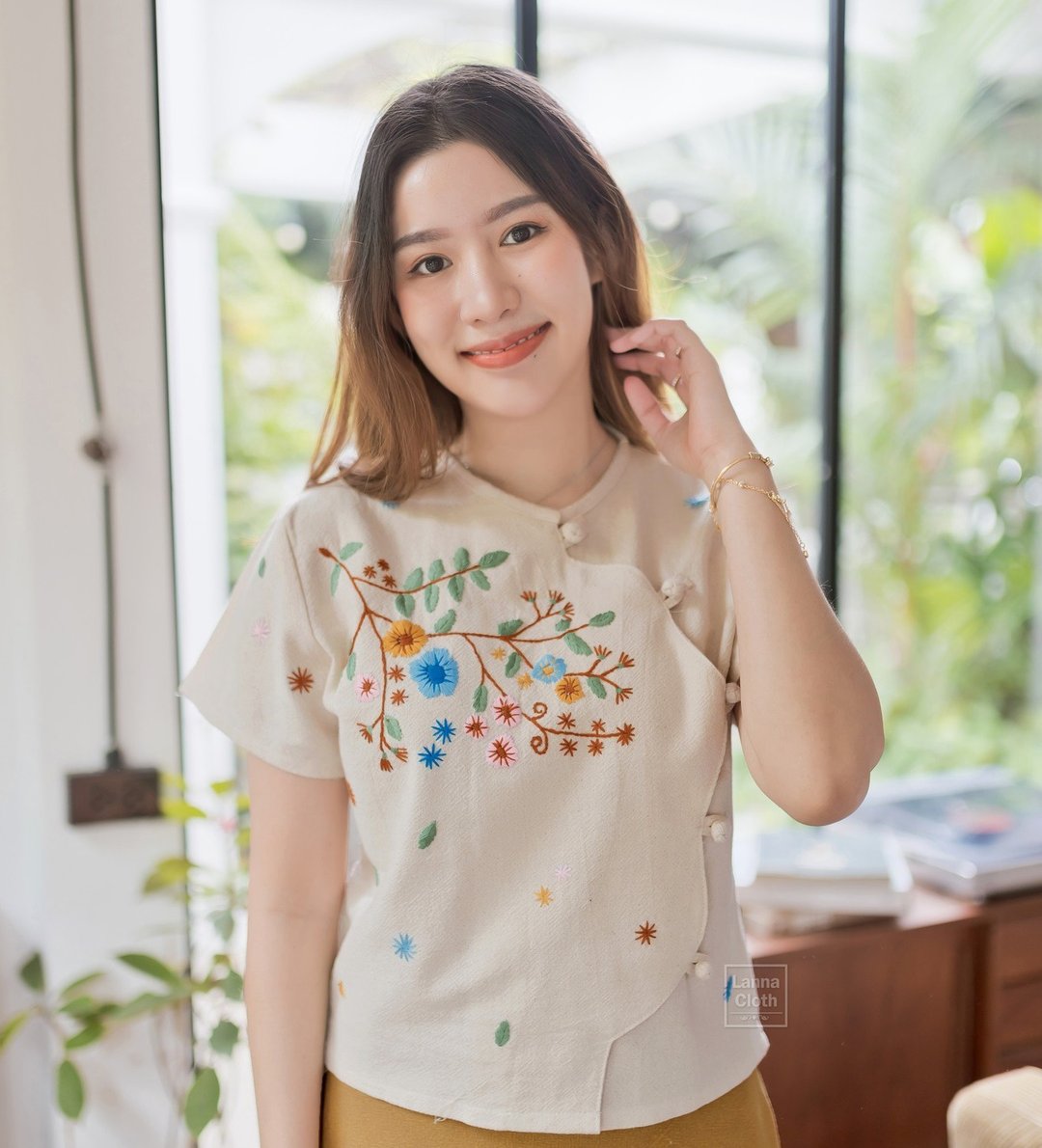 柔软的棉质衣服纯棉本色 绣花图案 中式纽扣 正面剪裁 美观利 - 女装上衣 - 棉．麻 