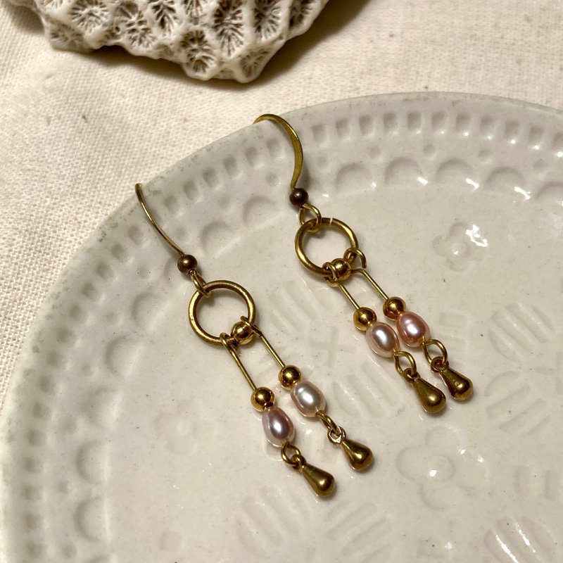 老林杂货 | 粉珍珠双条黄铜耳环 (针式 / 夹式) - 耳环/耳夹 - 铜/黄铜 金色