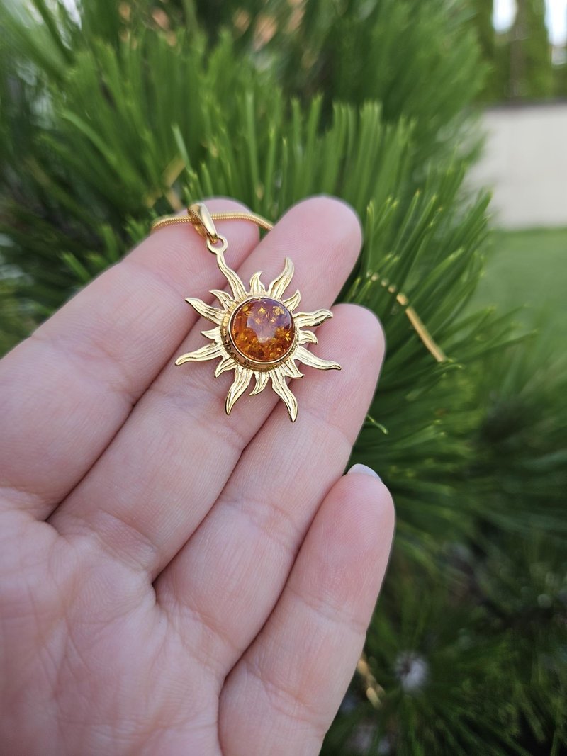 夏日巨型琥珀太阳坠饰，烈焰太阳琥珀项链，干邑色，925 纯银 - 项链 - 宝石 咖啡色