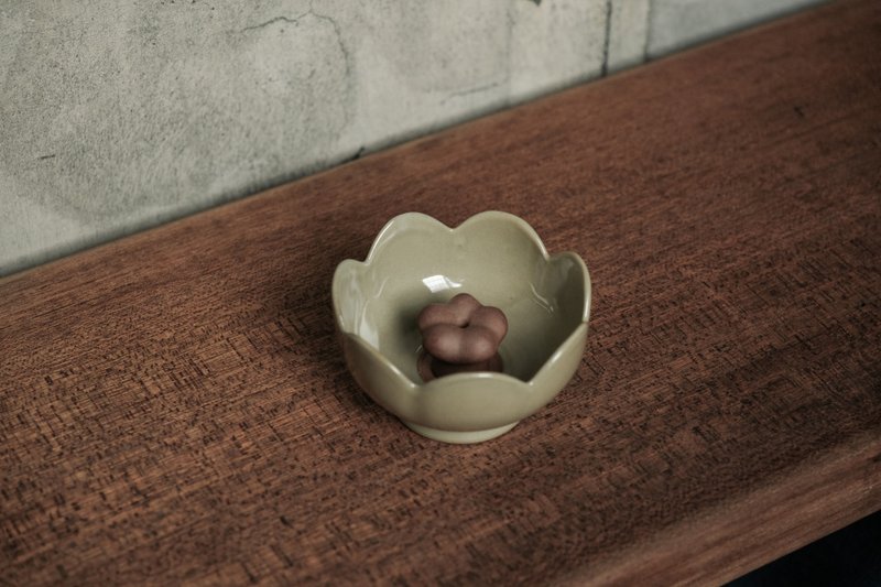 香座 l 酪梨绿 花朵线香盘 l 两件式 - 香薰/精油/线香 - 陶 绿色