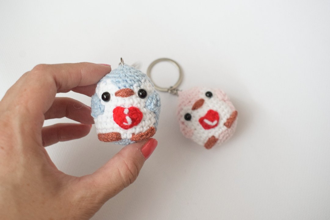 Mini penguin amigurumi Initial keychain Couple gift Personalized gift - 钥匙链/钥匙包 - 其他材质 多色