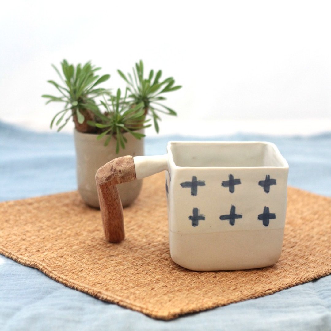 3.2.6. studio: Handmade ceramic coffee cup with wooden handle. - 茶具/茶杯 - 木头 白色