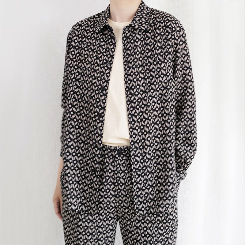 板栗研衣所 | 独立设计 黑色孔雀羽印花棉常规领落肩基础款衬衫 - 女装衬衫 - 棉．麻 