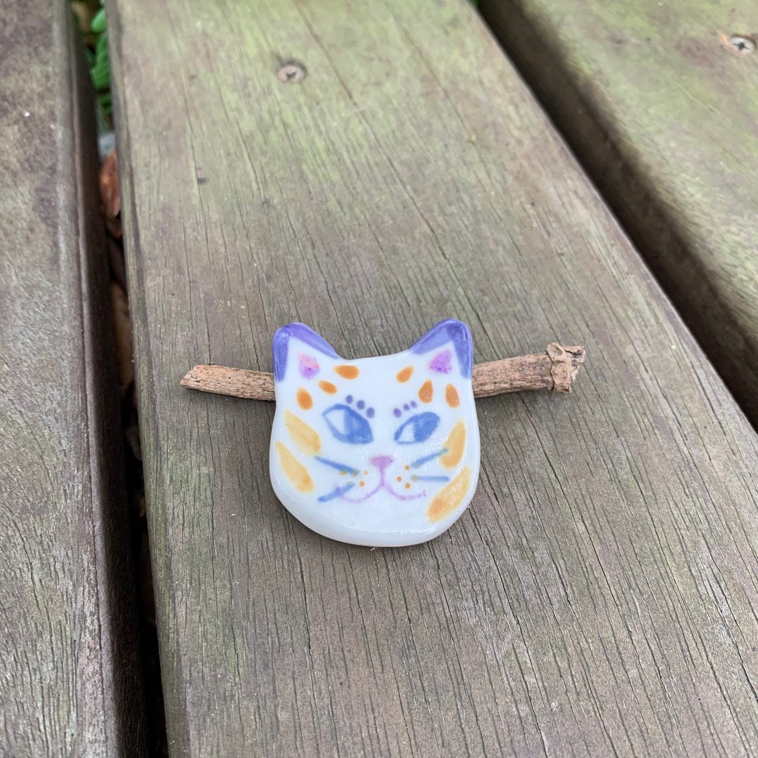 A Lu - 猫儿陶别针 /手做手绘 (仅此一件) - 胸针 - 陶 多色