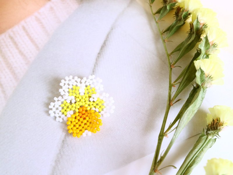 One-wheeled pansy brooch B delicate lace viola violet violet three-color violet three-color violet white white yellow yellow cute - 胸针 - 玻璃 黄色