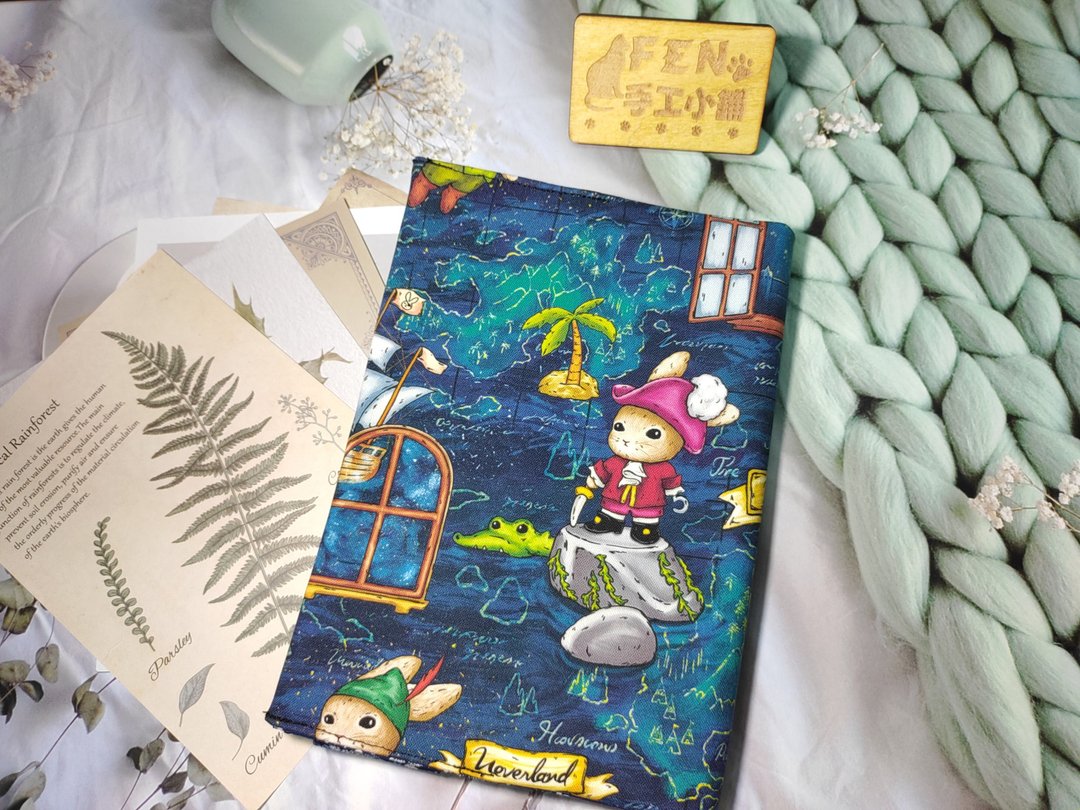 彩色喷墨系列-台湾设计防泼水牛津布深蓝底虎克船长布书衣-A5/25K - 书衣/书套 - 棉．麻 