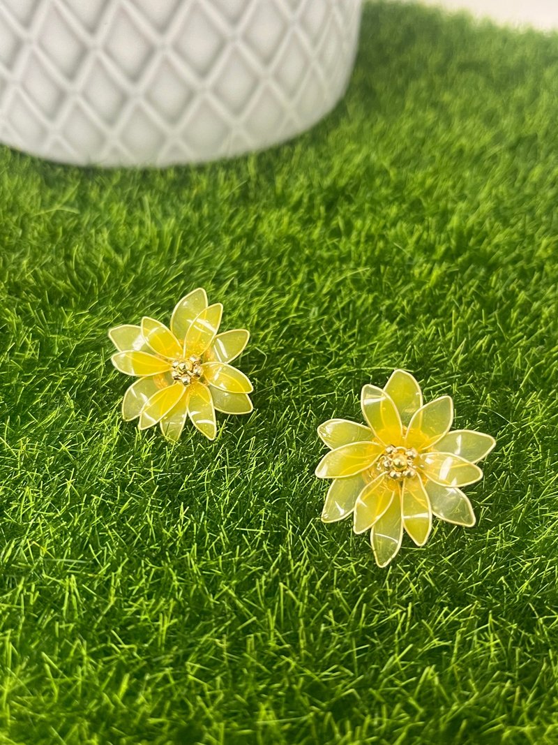 小雏菊耳环 - 耳环/耳夹 - 树脂 黄色