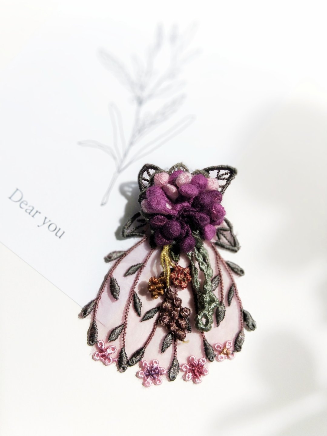 【Un Jess Cadeau】玫瑰紫.垂坠花蕾丝别针 交换礼物  礼物 - 胸针 - 绣线 紫色