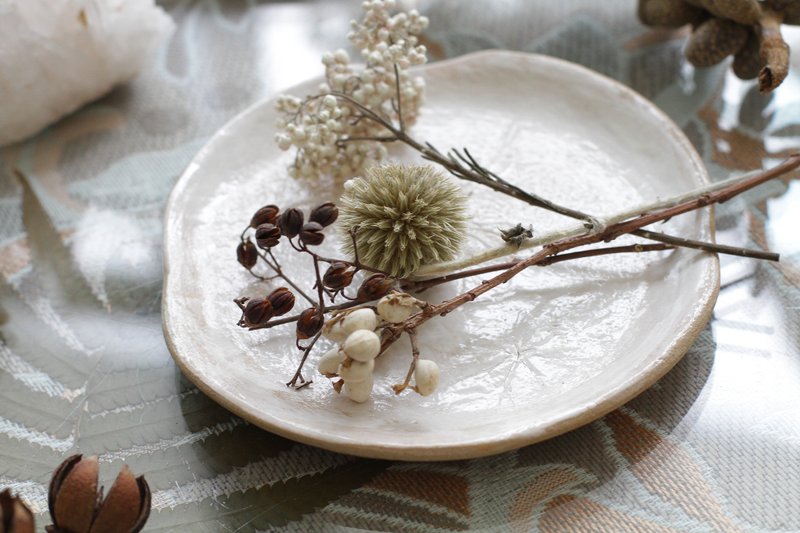 气质白色无光釉纯手捏陶瓷小浅盘１ - 盘子/餐盘/盘架 - 陶 白色