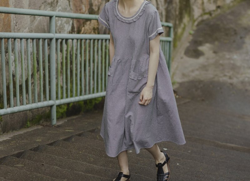 乖巧黑白格花边娃娃款棉质洋裝 - 洋装/连衣裙 - 其他材质 黑色