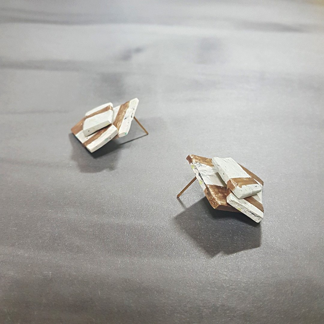 彩色沙凹凸质感/几何结构层叠/手工耳环/贴耳式耳针/earrings - 耳环/耳夹 - 粘土 灰色
