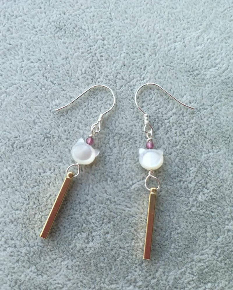 新款可爱贝母小猫， 小石榴石， 黄铜条，925 纯银耳环（可转镀银材质耳夹，下单时在备注写明） cat shape mother pearl 925 silver earrings - 耳环/耳夹 - 宝石 白色