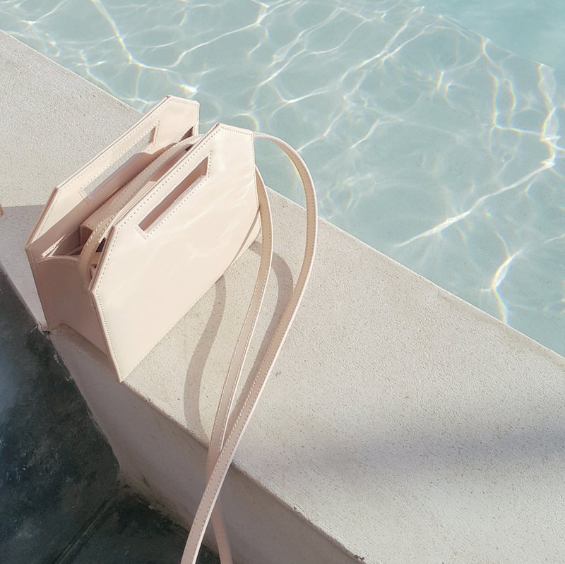 [Limited Edition] Nude Micro Kontur - small minimalist structured leather bag - 侧背包/斜挎包 - 真皮 