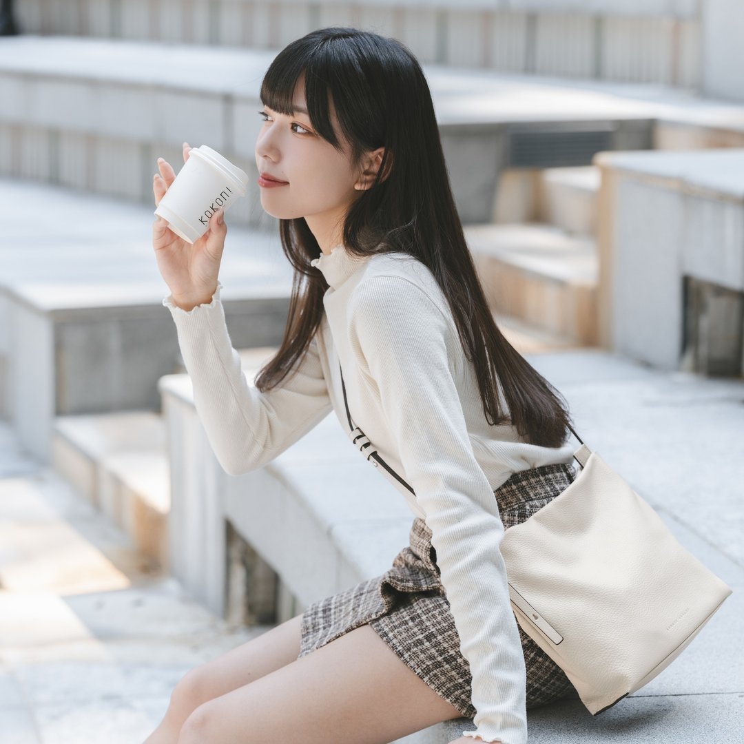 【人气牛皮包】Poppy皮革斜背包 - 奶昔白色 真皮女士手袋 - 侧背包/斜挎包 - 真皮 